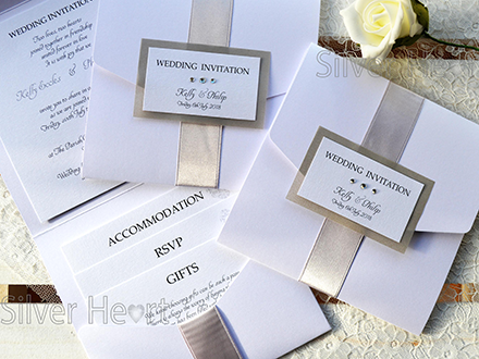 Pocketfold invitations in silver with 4 inserts